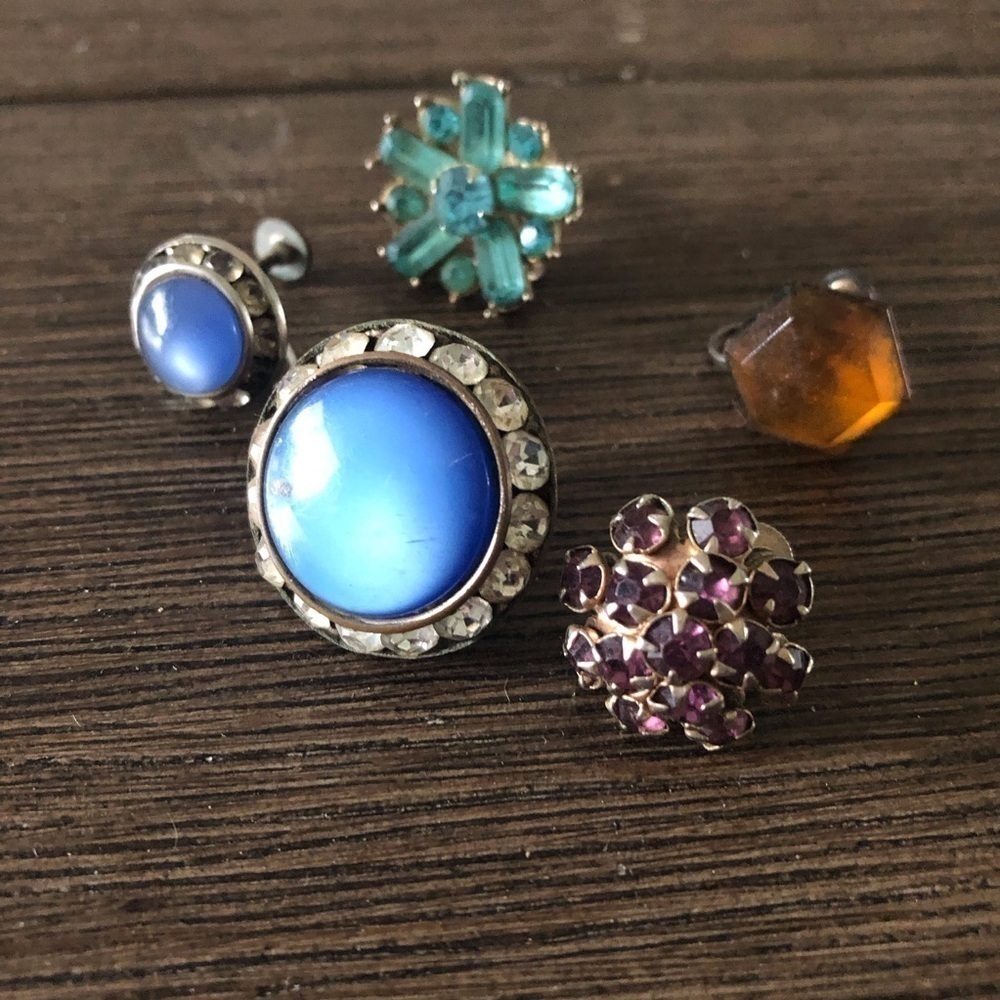Vintage single turn style earrings 5 ct.